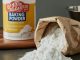 Imagen of A bag of baking powder and a box of baking soda on a kitchen counter